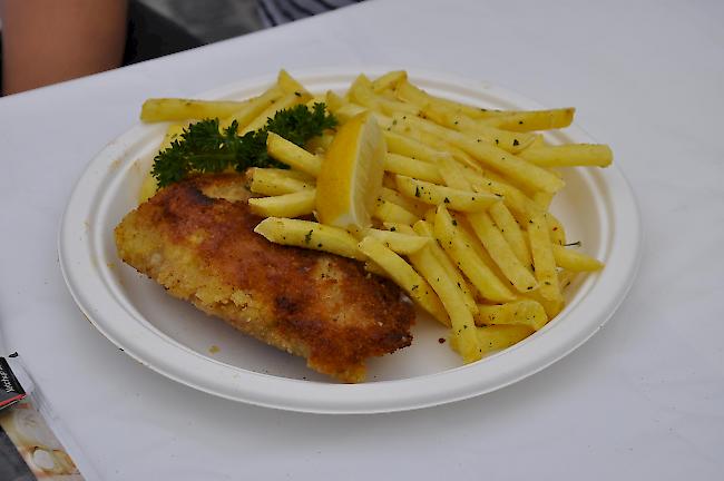 Hauptdarsteller auf dem Teller. Cordon bleu mit Pommes verziert.