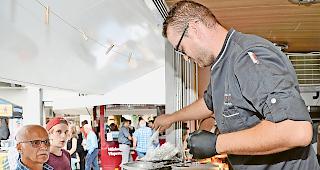 Mit Schinken und K&auml;se. Auf dem Stadtplatz drehte sich gestern am 1. Kulinarischen Alpenstadtfest vieles ums Cordon bleu.Fotos WB