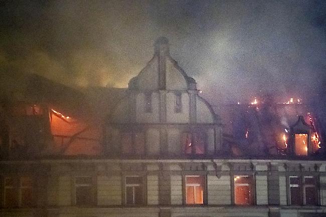 Neben dem Zürcher Hauptbahnhof ist am frühen Samstagmorgen ein Geschäftsgebäude in Brand geraten.