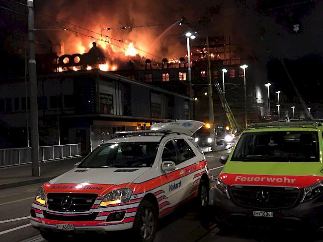 Neben dem Zürcher Hauptbahnhof ist am frühen Samstagmorgen ein Geschäftsgebäude in Brand geraten.