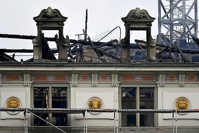 Neben dem Zürcher Hauptbahnhof ist am frühen Samstagmorgen ein Geschäftsgebäude in Brand geraten.