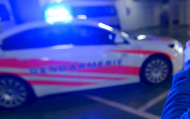 Ein 20-jähriger Autofahrer hat sich in der Nacht aus Samstag mit der Freiburger Kantonspolizei eine Verfolgungsjagd geliefert. 