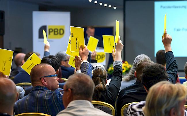 Die Delegierten der Bürgerlich-Demokratischen Partei (BDP) haben am Samstag an ihrer Versammlung in Genf die Selbstbestimmungsinitiative der SVP klar abgelehnt.
