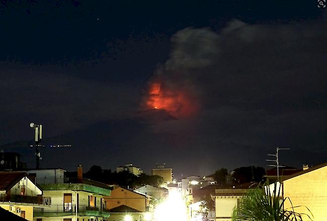 Auf Sizilien ist der Vulkan Ätna ausgebrochen. 