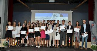 Die Absolventen der kaufm&auml;nnischen Berufsmatura posieren Stolz mit ihren Diplomen.  