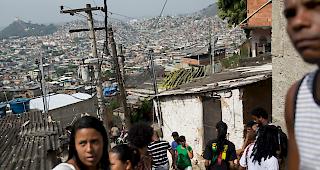 Bei einer Serie von Razzien sind in Brasilien Hunderte Menschen im Zusammenhang mit Gewalt gegen Frauen festgenommen worden.