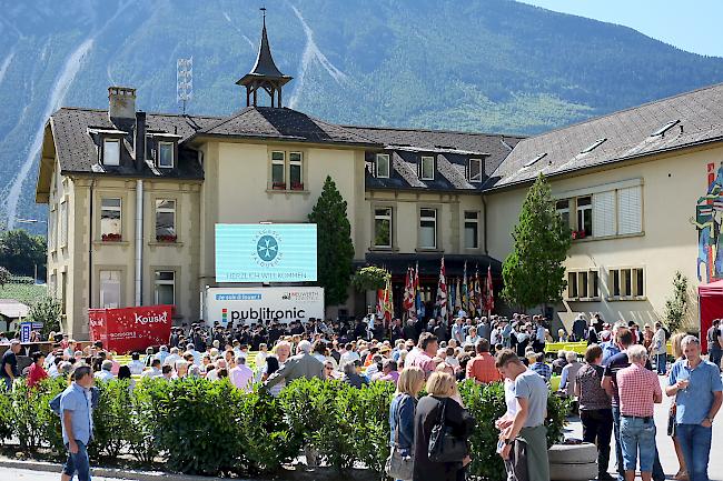 Die Bevölkerung erschien sehr zahlreich zu der Fahnenweihe.