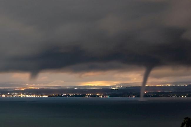 Die Wasserhosen hingen als Schläuche wie Rüssel unter tiefliegenden Wolken in die Seen wie hier auf dem Bodensee hinunter. 