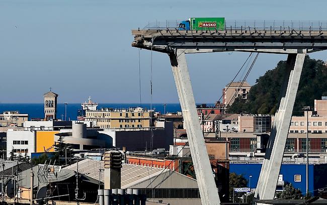 Nach dem Brückeneinsturz in Genua hat sich Italiens Vize-Ministerpräsident Luigi Di Maio am Sonntag für die Verstaatlichung der italienischen Autobahnen erklärt.