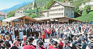 Gesamtchor. Auftritt der Walliser Jodlerfamilie beim Festakt mit einem Lied von Komponist Daniel F&ouml;hn unter dessen Leitung.