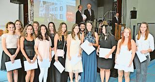 Geschafft. Die Absolventen der Fachmatura Soziale Arbeit posieren stolz mit ihren Diplomen.