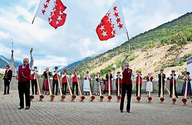 Es lebe das Brauchtum. Fahnenschwinger und Alphornbläser vor der Kirche in Lalden.Foto wb