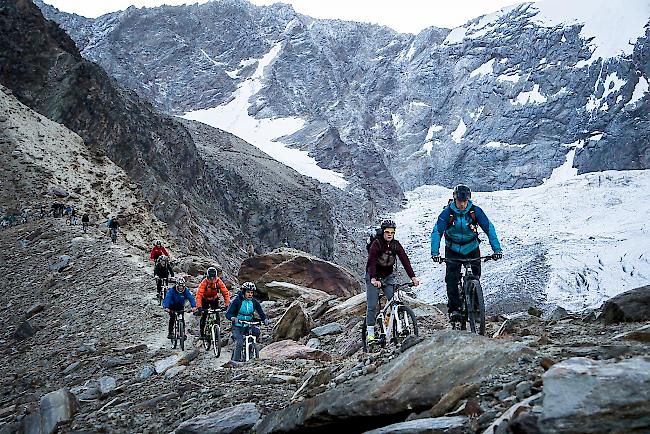 Den Junioren gefielen Ausblick und Trails bei der Bikeabfahrt am Sonntag von der Weissmieshütte
hinunter ins Tal.