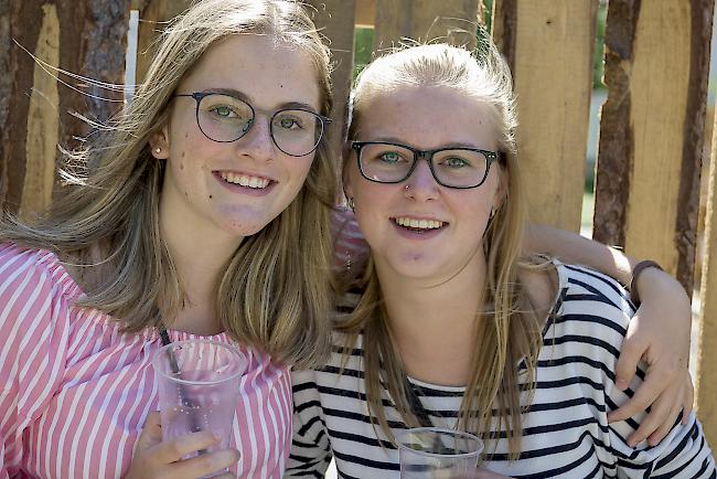Jana Schmid (16), Baltschieder, und Shila Heinzmann (16), Visperterminen.