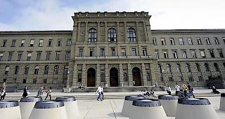 Berufsaussichten. Gem&auml;ss neusten Zahlen des Bundes sind ein Jahr nach dem Studienabschluss durchschnittlich 4,8 Prozent der Akademiker noch ohne Stelle.