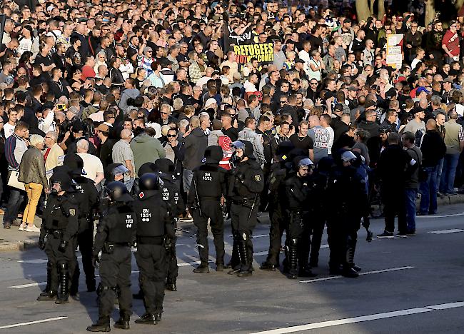 Chemnitz. Polizisten versuchen, ein Aufeinanderprallen von rechten und linken Gruppen zu verhindern. 