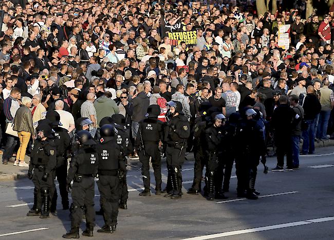 Chemnitz. Polizisten versuchen, ein Aufeinanderprallen von rechten und linken Gruppen zu verhindern.