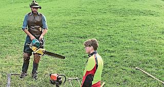 Alt und neu. Forstwart Dario Eyer und der 50. Lernende Marco Escher (rechts) f&uuml;hrten Hilfsmittel von damals und heute vor.