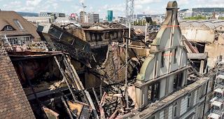 In der Nacht auf Dienstag ist beim abgebrannten Gesch&auml;ftshaus Rauch aufgestiegen.