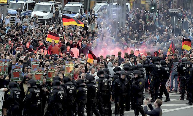 Angespannte Atmosphäre. Nachdem am Sonntag bei einem Stadtfest in Chemnitz ein 35-jähriger Deutscher getötet worden war, lieferten sich in den vergangenen Tagen zahlreiche Anhänger des rechten und linken Lagers Scharmützel mit der Polizei.