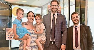 Michaela Eyer freut sich mit Nathalie und Rahel sowie den Kundenberatern Samuel Hutter (links) und Federico Savastano.