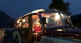 Relikt aus alten Tagen. Im nostalgischen Oldtimerbus zauberte Lionel Dellberg zum Abschluss seiner magischen Tour de Suisse.