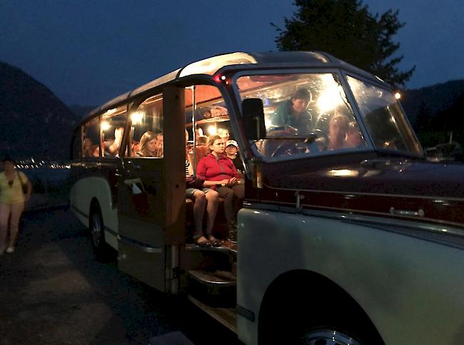 Relikt aus alten Tagen. Im nostalgischen Oldtimerbus zauberte Lionel Dellberg zum Abschluss seiner magischen Tour de Suisse.