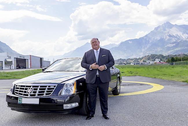 Roadtrip. US-Botschafter Edward McMullen mit seinem Dienstwagen auf dem Helikopterlandeplatz der Air-Glaciers in Sitten. «Vergessen wir nicht: Wir haben turbulente Jahre hinter uns.»