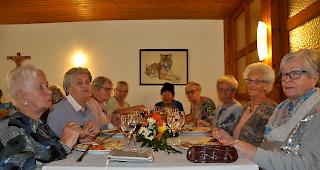 Bon app&eacute;tit! Bewohner des Wohnheims St. Sebastian geniessen das "Geburtstagsmahl".