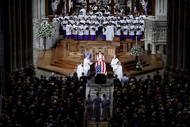 Letzte Ehre. Die Trauerfeier für den verstorbenen US-Senator John McCain fand in der Nationalen Kathedrale in Washington statt.