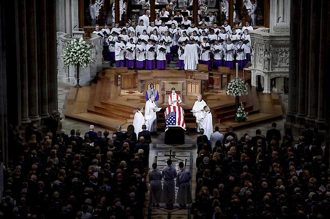 Letzte Ehre. Die Trauerfeier für den verstorbenen US-Senator John McCain fand in der Nationalen Kathedrale in Washington statt.