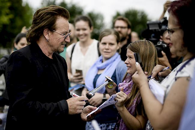 Abbruch. Am Ende bekam er keinen Ton mehr heraus: Sänger Bono musste das zweite Konzert von U2 in Berlin vorzeitig beenden, weil seine Stimme versagte.