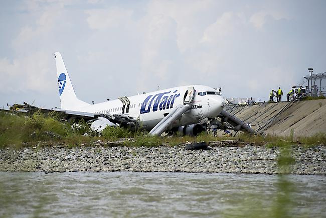 Missglückte Landung. Bei einer Bruchlandung eines russischen Passagierjets sind am Urlaubsort Sotschi 18 Menschen verletzt worden.