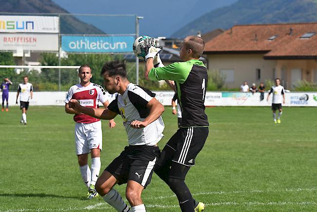 Salgesch-Torhüter Florian Zuber pariert vor Brig-Glis-Stürmer Yoann Freysinger, im 2.-Liga-Derby teilte man sich die Punkte.