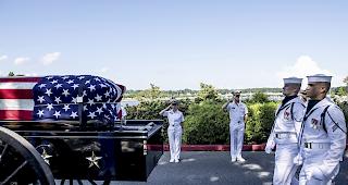 Letzte Ehre.&nbsp;Der verstorbene US-Senator John McCain wurde auf einer Marineakademie in Annapolis beigesetzt.