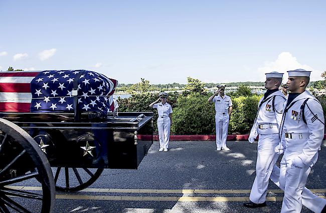 Letzte Ehre. Der verstorbene US-Senator John McCain wurde auf einer Marineakademie in Annapolis beigesetzt.