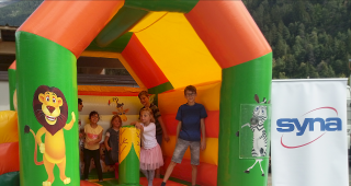 Die kleinen Besucher des Syna-Familientags vergn&uuml;gten sich mit H&uuml;pfburgen.