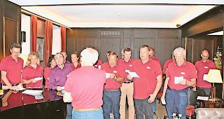 Eine Seltenheit. Die Salgescher Winzer singen f&uuml;r die Teilnehmer an der Jubil&auml;ums-Degustation in Zermatt im Chor die Walliser Hymne, auf ihr Dorf &shy;umgem&uuml;nzt. Aus der &laquo;Mannskraft im schlichten Sinn&raquo; im Original-Text wurde denn auch die &laquo;Winzerskraft im offenen Sinn&raquo;.Foto wb