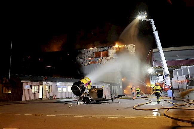 Grossbrand. In der Nacht auf Mittwoch brannte in Altdord eine Recyclinghalle ab. Die Brandursache ist unklar.