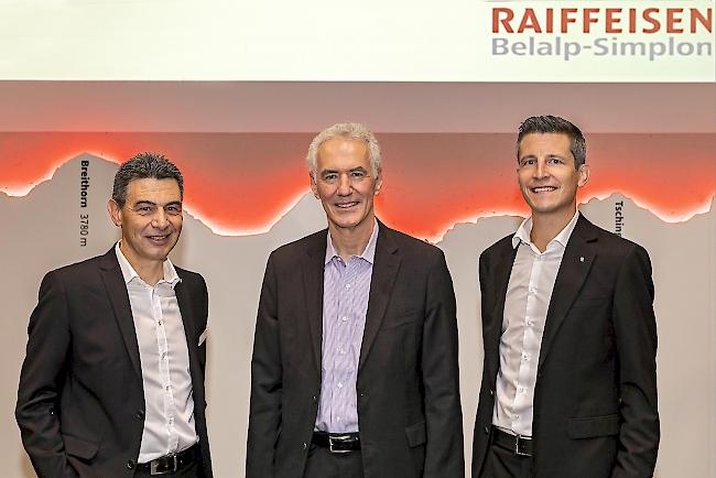 Von links: Erhard Salzmann (Raiffeisenbank Belalp-Simplon), Richard Ridinger (Lonza-Ceo) und Frank Kreuzer (Raiffeisenbank Belalp-Simplon)