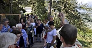 Pfarrer Daniel Noti segnet das Werk beim Alters- und Pflegeheim &laquo;Emserberg&raquo;.