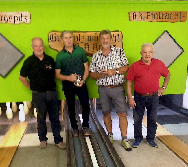 Erfolgreiche Ladenkegler (v.l.): Drittplatzierter Kilian Gattlen, Sieger Hans Jordan flankiert sowie Hans Michlig (Platz 2) und Tomasino Mansueto auf dem vierten Rang.