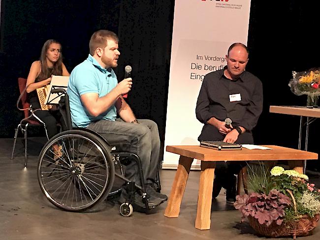 Grosses Engagement. Thomas Zahno (rechts) bei der Vorstellung des Preisträgers Silvan Marty aus Erschmatt.