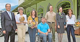 Verdiente Anerkennung. Von links: IV-Direktor Martin Kalbermatten mit den Preistr&auml;gerinnen und Preistr&auml;gern Nicole  Zenh&auml;usern-Camenisch, Gesch&auml;ftsleiterin Debrunner Acifer AG Wallis, Aurora Tromba, Silvan Marty, Peter Imboden,  Staatsratspr&auml;sidentin Esther Waeber-Kalbermatten und Maryl&egrave;ne Moix-Pralong vom SRK Wallis.Foto wb
