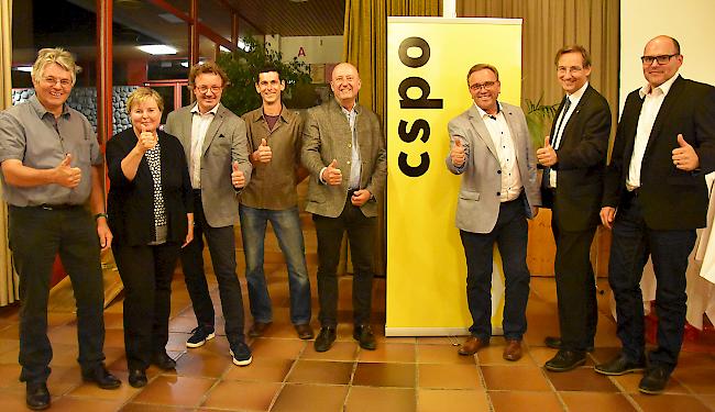 Bezirkspräsident Jean-Claude Zeiter sowie Nationalrat Thomas Egger und Staatsrat Roberto Schmid mit den Kandidaten der CSP Leuk: Bernhard Burkhard, Raban Karlen, Thomas Matter, Zita Burgener und Rafael Locher.