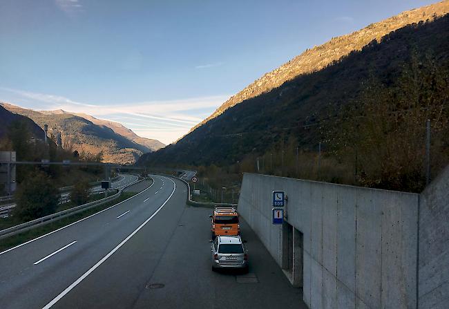 Auf der A9 zwischen Brig-Glis und Visp sind diverse Unterhaltsarbeiten geplant. Gamsen- und Eyholztunnel müssen zeitweise gesperrt werden.