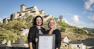 Stefanie Heinzmann freut sich &uuml;ber den R&uuml;nzi-Preis.