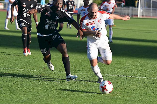 Spahiu enteilt Fribourg-Verteidiger Oke, der FC Naters Oberwallis setzte sich klar durch.