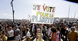 Zeichen setzen. In mehreren franz&ouml;sischen St&auml;dten haben am Samstag Zehntausende Menschen f&uuml;r einen besseren Schutz des Klimas demonstriert.