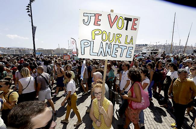 Zeichen setzen. In mehreren französischen Städten haben am Samstag Zehntausende Menschen für einen besseren Schutz des Klimas demonstriert.